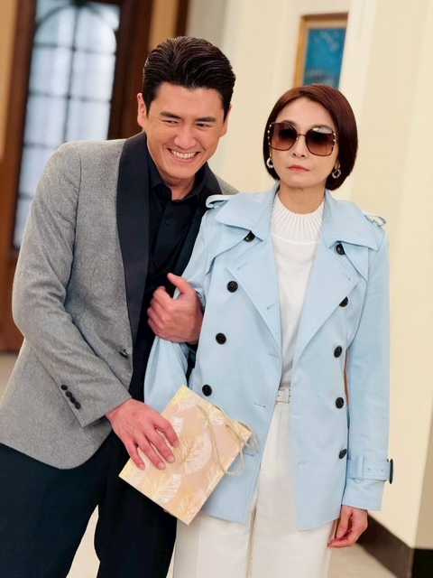 周昱綸（左）上演將江祖平（右）壓在床的激情戲碼。（圖／三立提供）