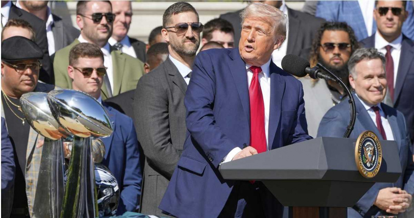 川普就任百日，民調支持率創新低。（圖／達志／美聯社）