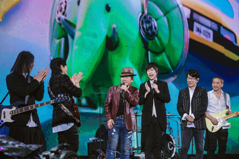 阿信得意笑說「以前都是人家說聽我們的音樂長大，但今天終於可以說我們是聽著傳哥的音樂長大的！」（圖／相信音樂提供）