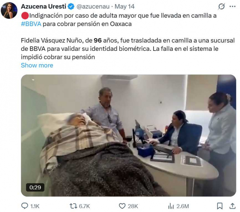 96歲老婦因癱瘓無法自行移動被家人以擔架推進銀行，只為完成身分認證程序。（圖／翻攝自Ｘ）