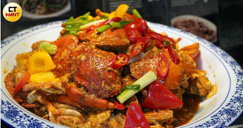 風味濃郁的「新加坡辣炒蟹」是重口味愛好者必吃菜色。(圖/魏妤靜攝)