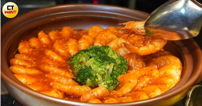裹滿醬汁的「乾燒蝦」也是熱菜區的人氣菜色。(圖/魏妤靜攝)