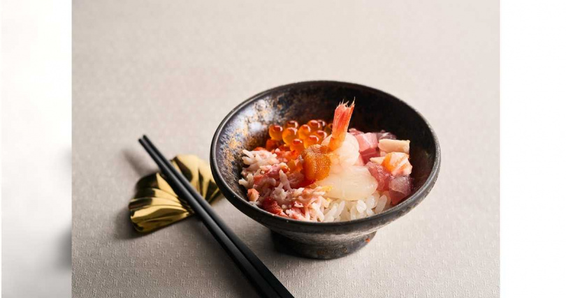 旭集微風店推出「九鮨海景丼」,淋上金桔醋甘甜又不死鹹。(圖/饗賓集團提供)