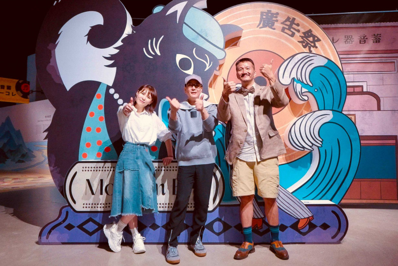張信哲、蘇打綠馨儀與曲盤達人林太崴一同參觀展覽。（圖／潮水音樂提供）