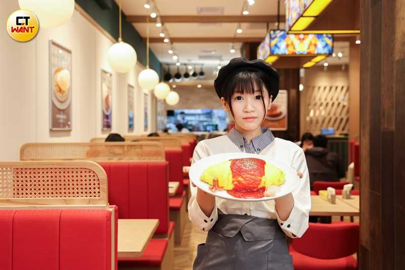 L尺寸的蛋包飯份量約可供4人品嘗、比臉還大,圖為搭配茄汁培根炒飯的「招牌蛋包飯」。(429元/L,圖/林士傑攝)