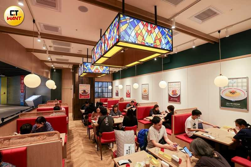 店內以紅色沙發座位與彩色燈箱營造日式風情。(圖/林士傑攝)