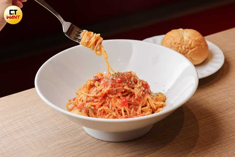 「培根莫札瑞拉起司茄汁義大利麵」使用每日現調番茄醬,義大利麵的茄汁基底酸感較重,與甜度鮮明的招牌蛋包飯茄汁有所區隔。(229元,圖/林士傑攝)