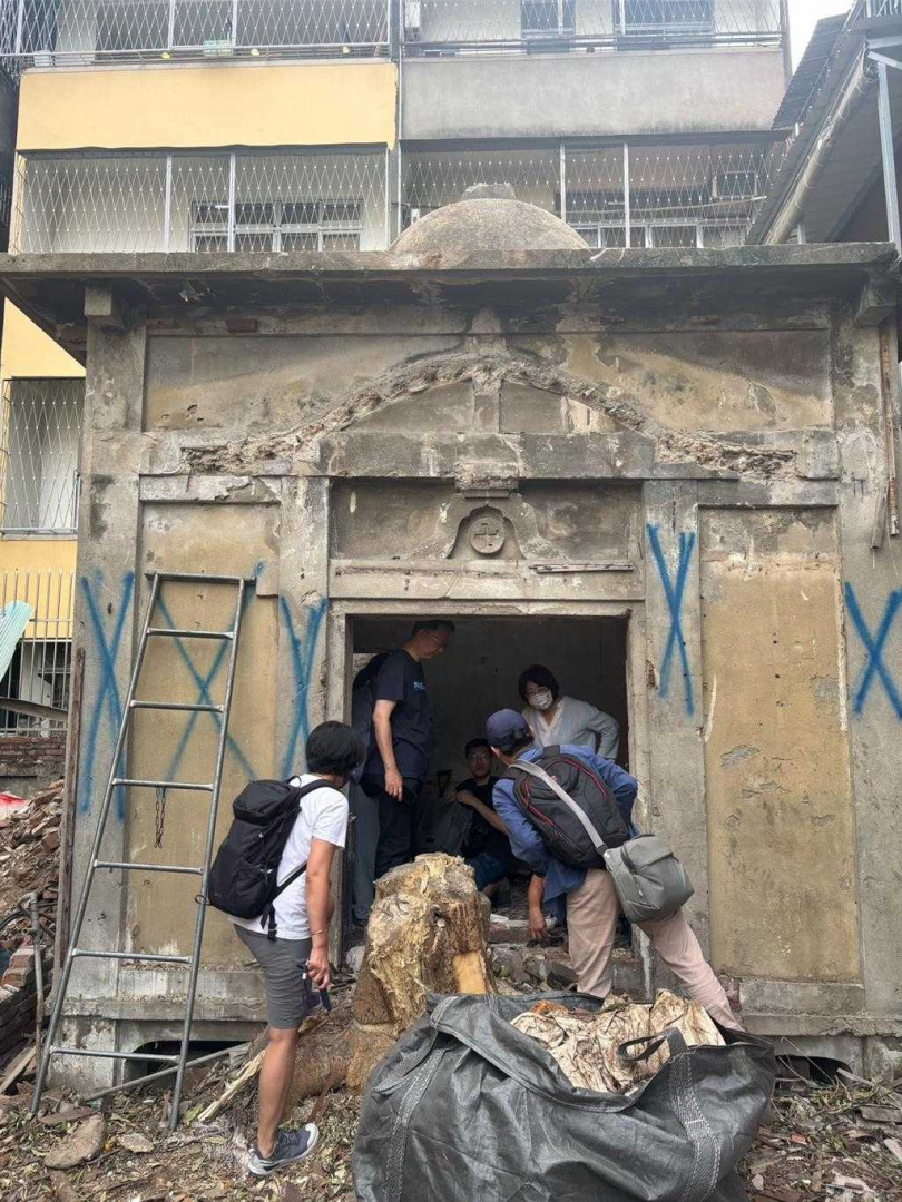 台中市中區自由路二段70巷內1處鐵皮屋拆除後驚見造型奇特老建築，台中市文化資產處22日到場現勘，並先請施工廠商暫停拆除作業。（文資處提供／潘虹恩台中傳真）