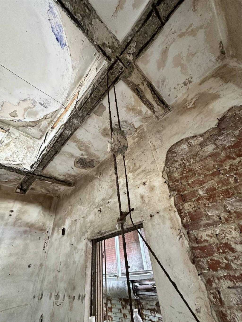 台中市中區自由路二段70巷內1處鐵皮屋拆除後驚見造型奇特老建築，網友見「卍」字標誌再對照老地圖，推測疑是「護國山台中寺」，實際待文資處進一步考證。（文資處提供／潘虹恩台中傳真）