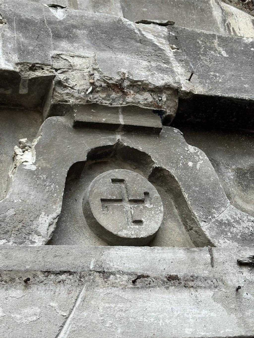 台中市中區自由路二段70巷內1處鐵皮屋拆除後驚見造型奇特老建築，網友見「卍」字標誌再對照老地圖，推測疑是「護國山台中寺」，實際待文資處進一步考證。（文資處提供／潘虹恩台中傳真）