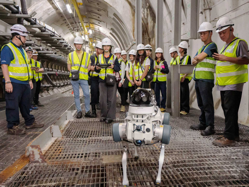 雲深處科技的機器狗Spock，正在新加坡執行電力隧道巡檢。（圖／翻攝自SP GROUP臉書）