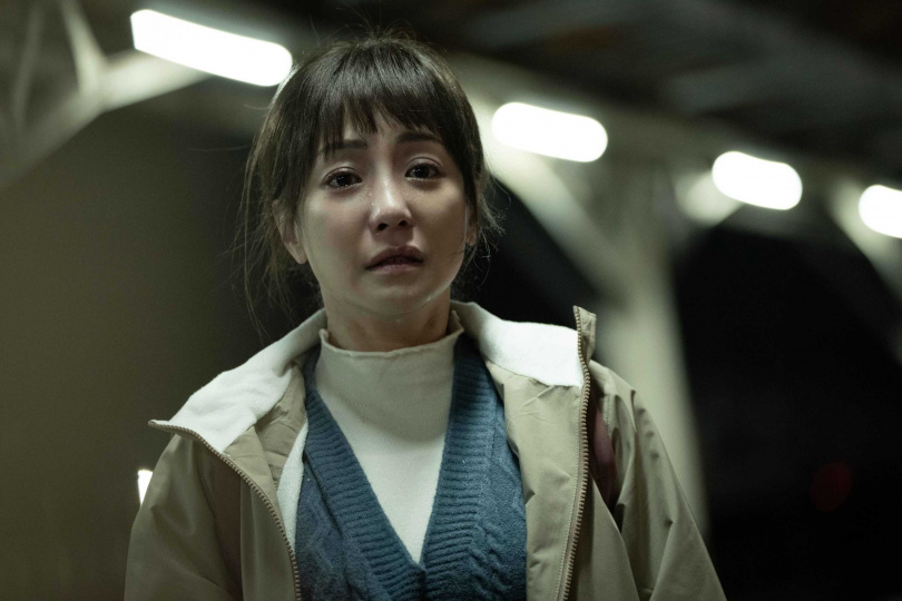 《我們與惡的距離II》謝欣穎遭遇變故之後決定離開傷心地。(圖/CATCHPLAY 提供)