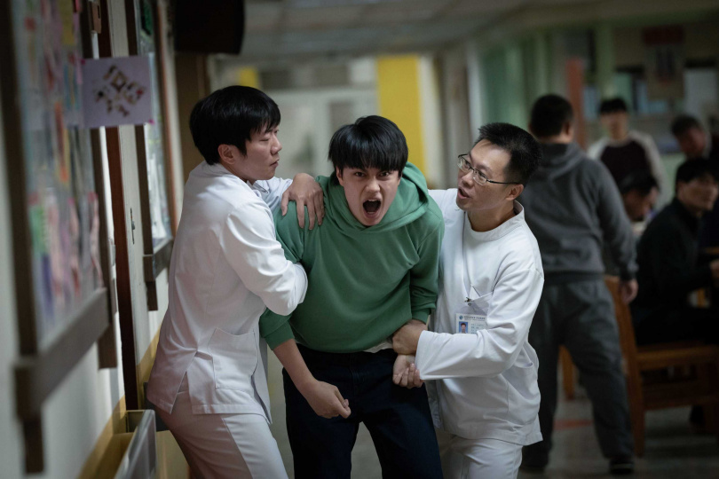 《我們與惡的距離II》劉子銓飾演精神病患,因病發情緒失控一時衝動縱火。(圖/CATCHPLAY 提供)