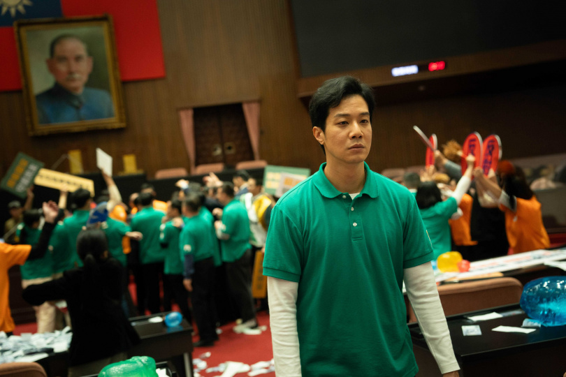 薛仕凌在《我們與惡的距離II》飾演政二代,繼承家族衣缽成為立委。(圖/CATCHPLAY 提供)