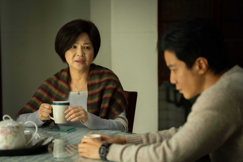 《我們與惡的距離II》楊貴媚飾演的高張玉敏看兒子諸多不順眼。(圖/CATCHPLAY 提供)