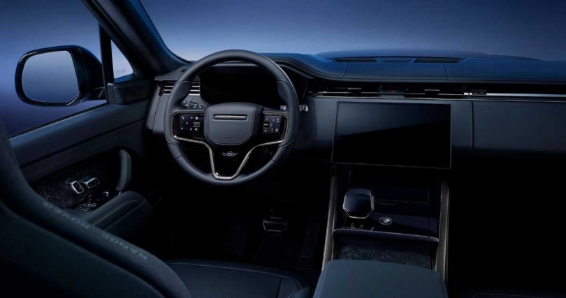 Nocturne 採用 SV Bespoke 訂製的雙色配製方案，包括檀木黑和月光灰兩款溫莎皮革，搭配淺雲色撞色縫線，並點綴鍛造碳纖維門板細節和黑色陶瓷控制按鈕等 SV 標誌性設計元素。（圖／Range Rover提供）