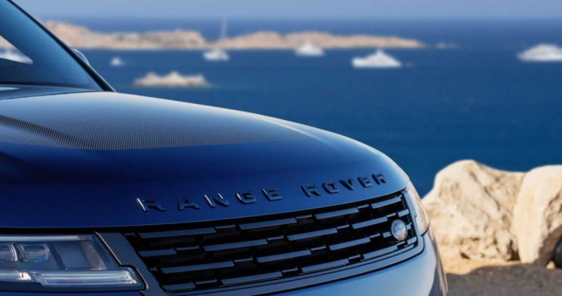 可指定選用 Bespoke 亮光漆面，標配全新「晶面」塗裝，另提供包括外露式碳纖維引擎蓋、對比色車頂及後視鏡蓋等多項選擇。（圖／Range Rover提供）