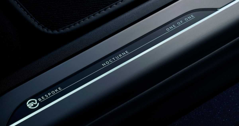 可選配手工鍛造的雙層式貴金屬材質品牌字標飾與發光車門金屬門檻。（圖／Range Rover提供）