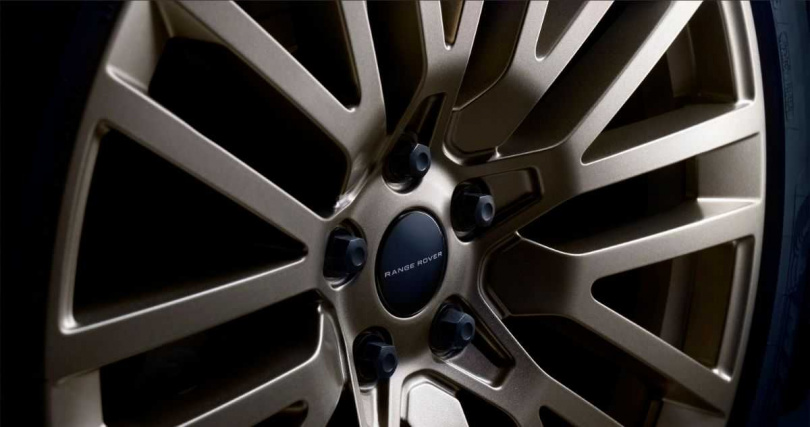 Nocturne 配備外露式碳纖維引擎蓋，搭配緞面斜紋碳纖維套件和黑色鍍鉻金屬文字廠徽，並選用靛藍光澤飾條妝點收尾。專屬 23 吋 Thunderball 輪圈採用香檳金色緞紋飾面，搭配深黑色碳纖維陶瓷矩陣煞車系統。（圖／Range Rover提供）