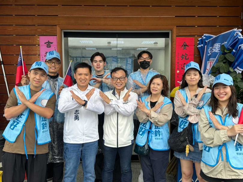 何志勇(左二)此次近距離觀察新竹「雙罷免」過程,他提醒藍白都不應過度沉浸勝利,而要儘速思考,如何藉由新民意,在國會開展新局,回應多數民眾的付託(圖/何志勇提供)