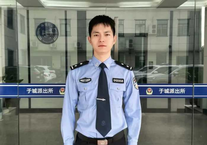 每天準時擺攤的老人卻沒有準時出現,暖心警察救了她。(圖/翻攝自中國日報)