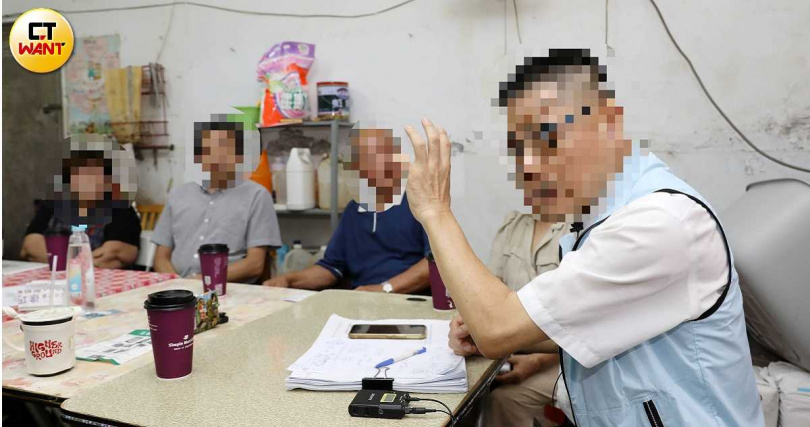 住戶質疑建商私下推出6％加碼方案，讓許多居民陷入不公平合約陷阱；拒絕接受條件的住戶，被迫挑選邊間或朝牆的房屋。（圖／方萬民攝）