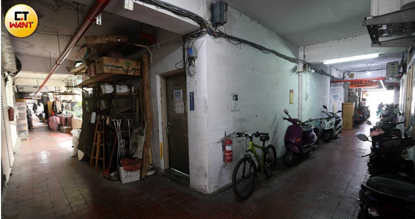 興隆住宅屋齡逾50年，室內沒有電梯，消防設備老舊，走廊堆滿雜物。居民原本期待都更，沒想到卻迎來不合理的程序與安排。（圖／方萬民攝）