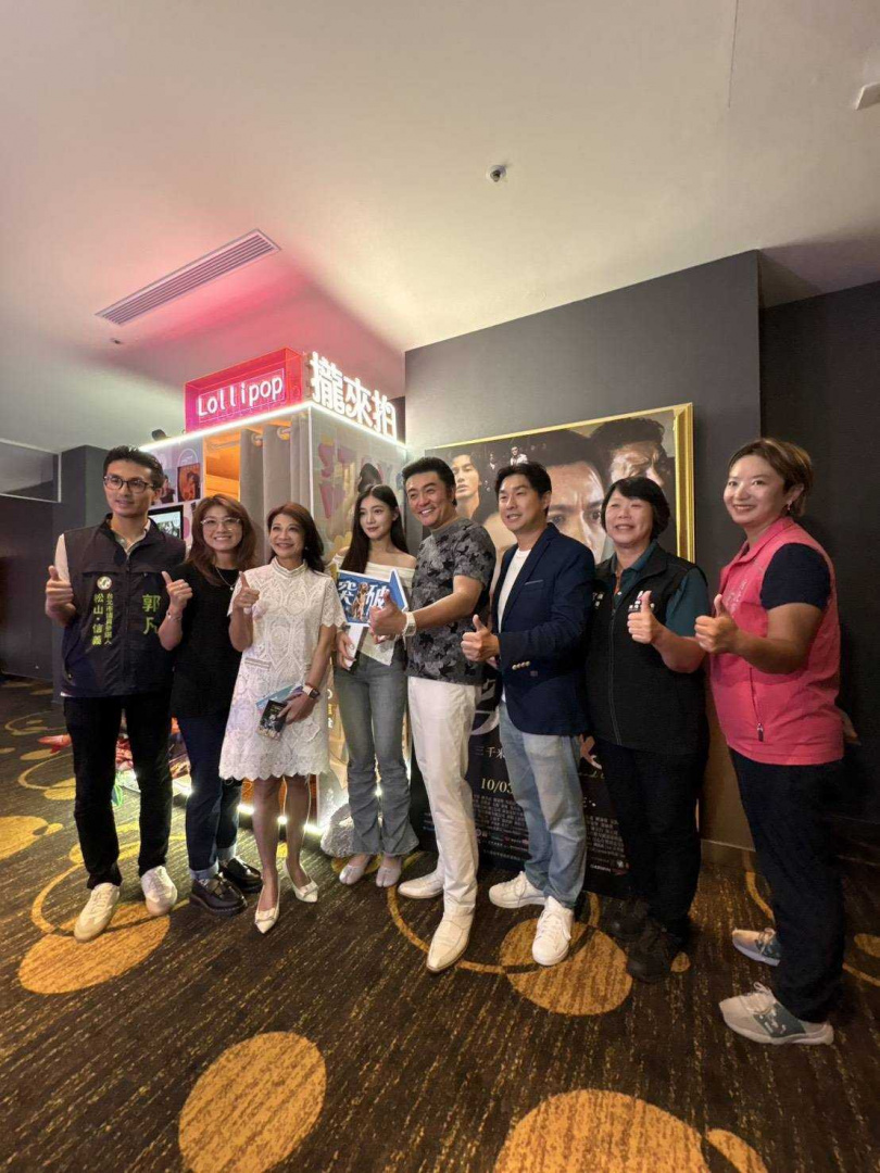 演員李㼈力挺台北市全民運動推廣協會理事長康家瑋(右三)投入地方服務,期盼他為社會付出。(圖/全民運動推廣協會提供)