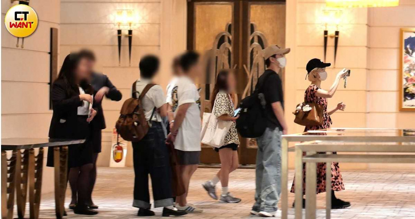 沿途Lulu不停地拿手機紀錄，寵妻的陳漢典默默守在身後。（圖／本刊攝影組）