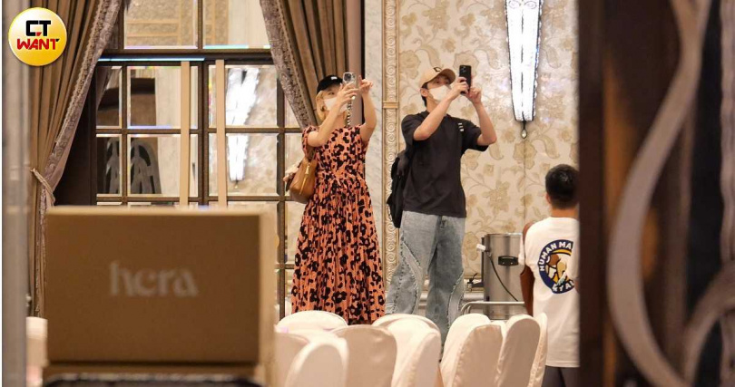 在場勘過程中不斷拿著手機拍攝紀錄，夫妻間相當有默契一起拍同一方向。（圖／本刊攝影組）