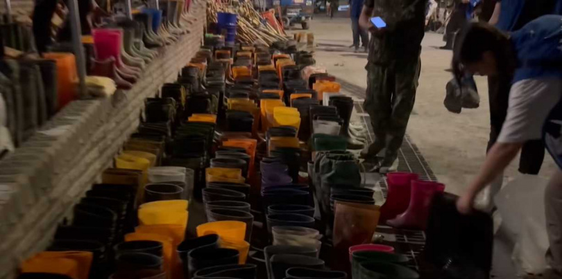 光復火車站前排滿雨鞋、鏟子。(圖/翻攝自臉書@chinyuan.ke)