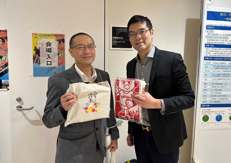 麗寶新藥總經理劉朝瀚與福島醫科大學放射線災害醫療學講座主任教授長谷川博士，雙方相見歡交換禮物。（圖片提供／麗寶新藥）