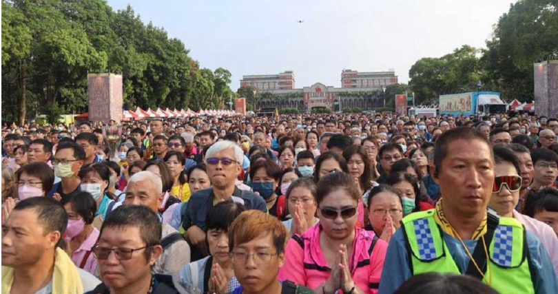 香燈腳幾乎擠爆新竹縣府前廣場。（圖／竹北市公所提供）