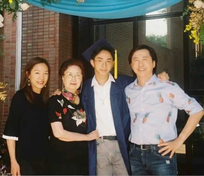 庾恩利(右二)高中畢業時,奶奶張正芬(左二)與庾澄慶(右)、繼母張嘉欣現身畢業典禮。(圖/翻攝自IG)