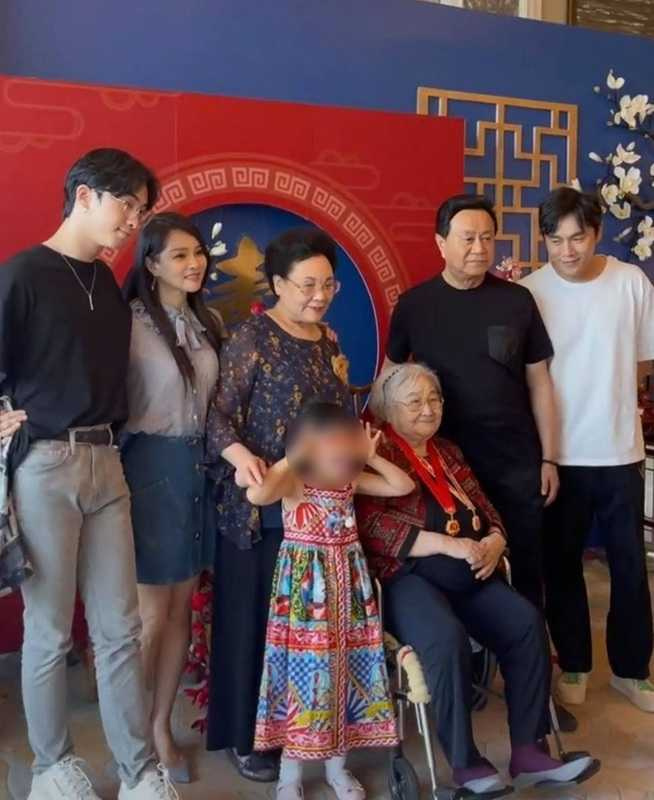 庾恩利曾參加繼父秦昊奶奶的生日宴,一家人相處得十分融洽。(圖/翻攝自抖音)