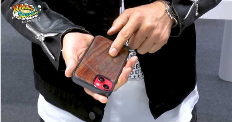 面對iPhone 17的全新功能，木村拓哉顯得略帶緊張，頻頻向店員詢問操作方式。（圖／翻攝自木村拓哉YouTube）