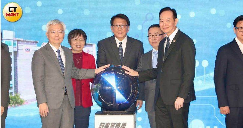 內政部部長劉世芳、總統府秘書長潘孟安、行政院政務委員林明昕等出席詐欺犯罪防治中心法制化啟航典禮。(圖／方萬民攝)