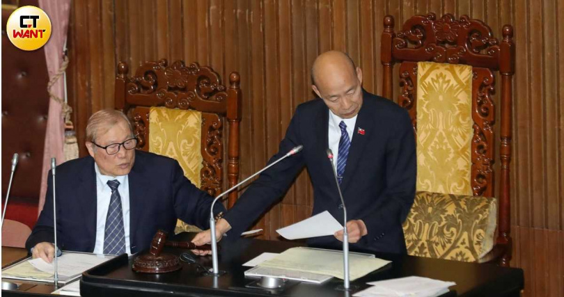 立法院三讀通過《公務人員退休資遣撫卹法》部分條文,未來公教人員年金回溯至113年不再逐年調降。(圖/周志龍攝)