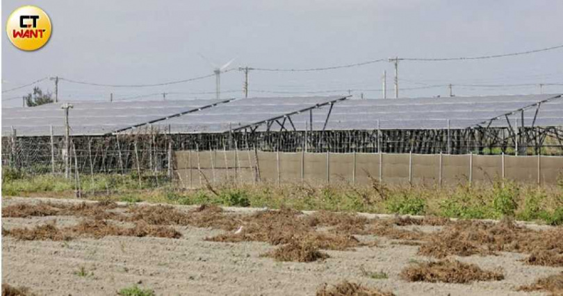 家族兩代承租4分國有地的農友阿源（化名）直指自己被破壞的農地設備，感嘆自從「公地放領」消息傳出後，不少開發商鎖定公保地承租戶「軟磨硬泡」，像是莫名火災與毀損案頻傳，實在令人不寒而慄。（圖／方萬民攝）