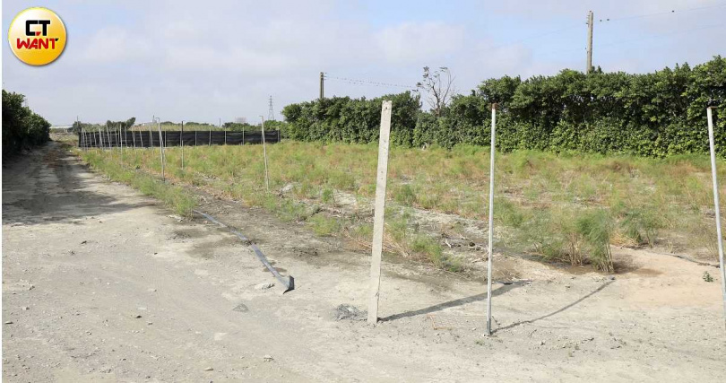 家族兩代承租4分國有地的農友阿遠(化名)直指自己被破壞的農地設備,感嘆自從「公地放領」消息傳出後,不少開發商鎖定公保地承租戶「軟磨硬泡」,像是莫名火災與毀損案頻傳,實在令人不寒而慄。(圖/方萬民攝)