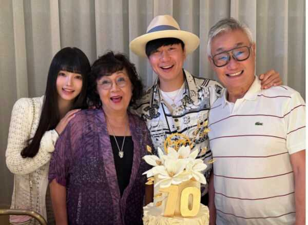 林俊傑今天在IG分享多張溫馨照片，只見他帶著七七為母親慶生，一家4人互動自然親密。（圖／翻攝自IG，jjlin）