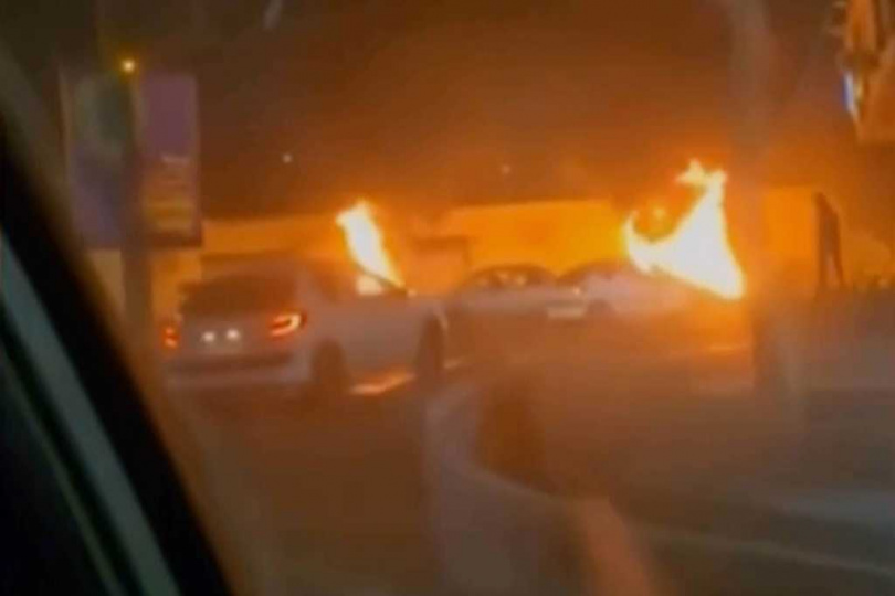 伊朗多地持續爆發反政府示威，抗議者在街頭焚燒物品並高喊口號，要求政府改革。