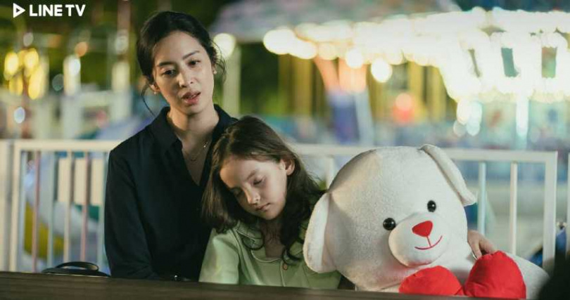莫允雯（左）在《黑白盒子》中首次飾演母親。（圖／LINE TV）
