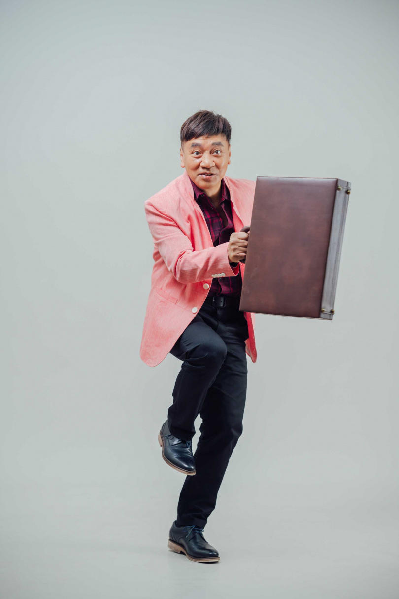 施孝榮個唱以「一卡皮箱走天下」為核心概念。（圖／寬宏藝術提供）