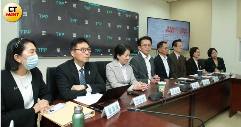 立委洪毓祥(左2)預告民眾黨團不會全吞下美方要求。(圖/周志龍攝)