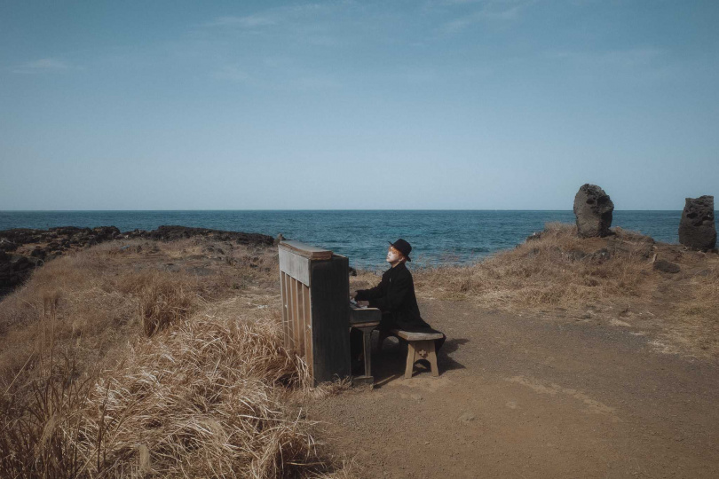 吳昱廷為致敬偶像周杰倫《不能說的秘密》,在MV中重現經典海邊彈琴場景。(圖/滾石提供)