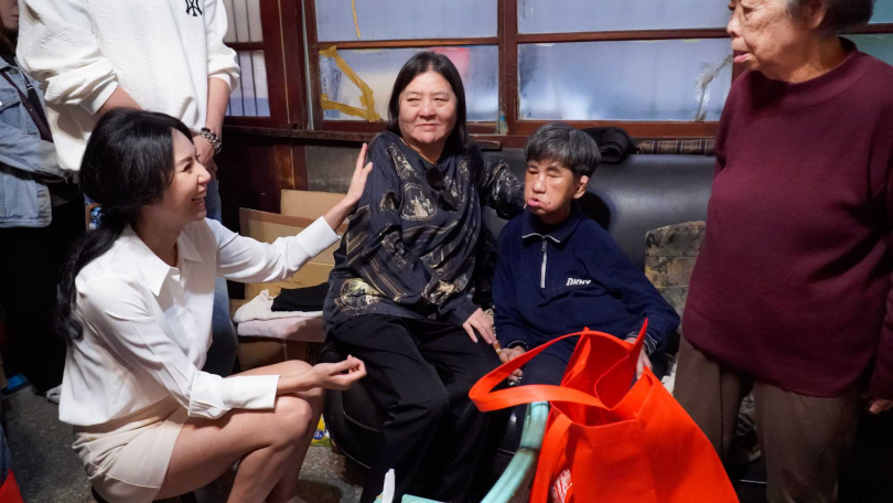 洪曉蕾（左）與邱瓈寬（中）連袂出席公益活動，畫面溫馨感人。（圖／寬魚國際提供）
