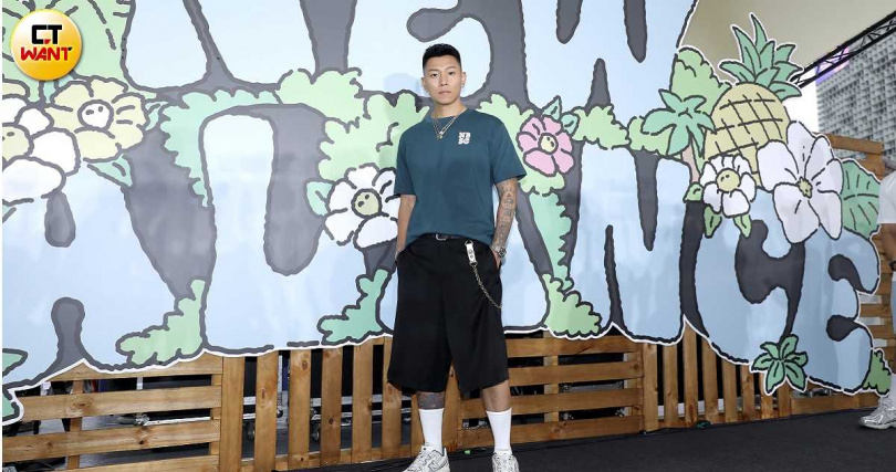 女兒愛穿露肚臍的衣服讓瘦子很苦惱。（圖／侯世駿攝）