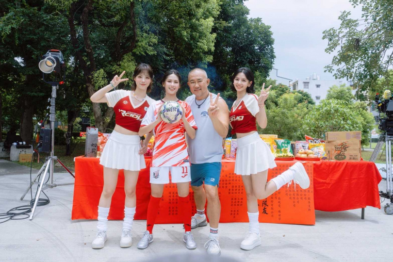 蔡南筠（左一）、林亭莉（左二）、張昱婷（右一）和《我的神隊友》導演柳廣輝（右二）開心合影。（圖／阿榮影業）