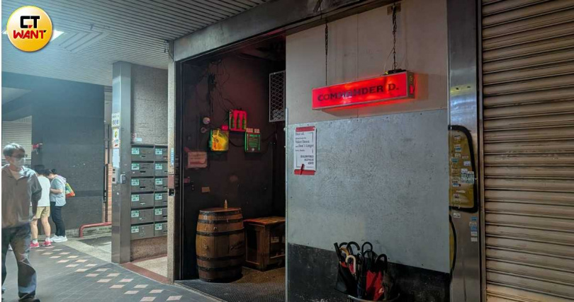 同志酒吧「Commander D」主打BDSM,店內還設有「暗房」,酒客則可在內為所欲為。(圖/林冠吟攝)